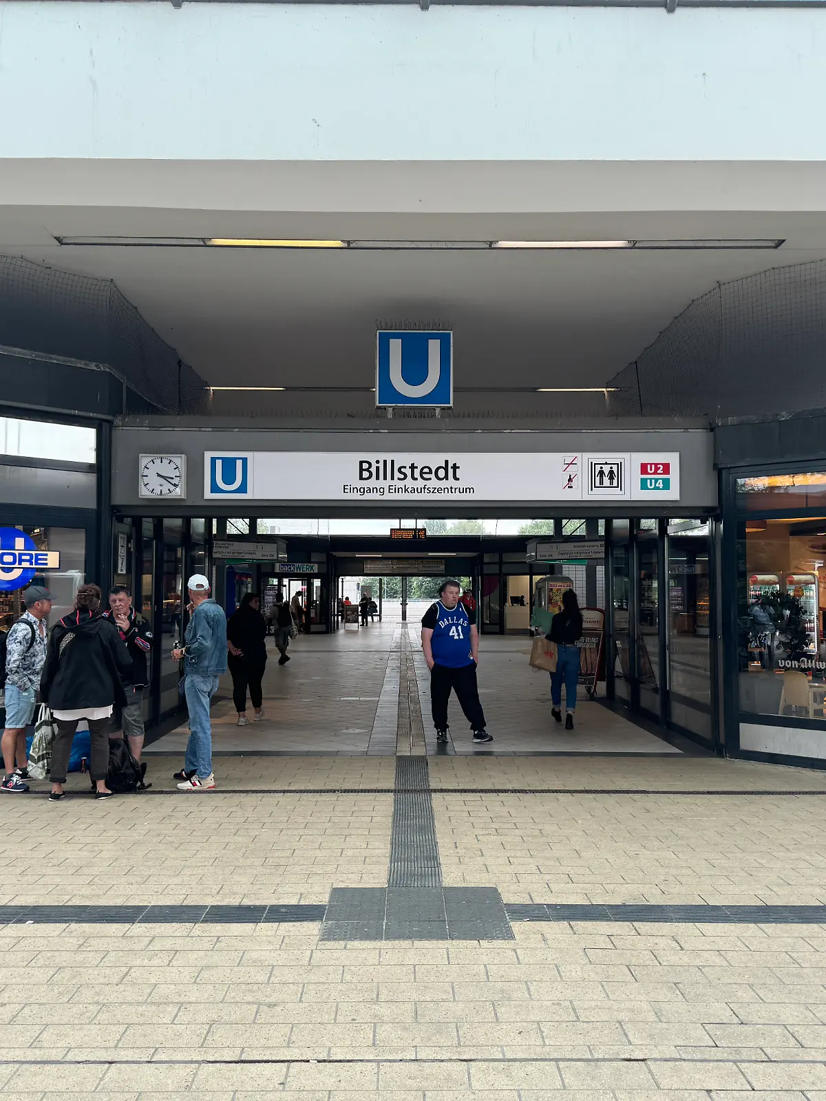Im Bereich Bahnhof und Einkaufszentrum sind Polizisten im Einsatz.