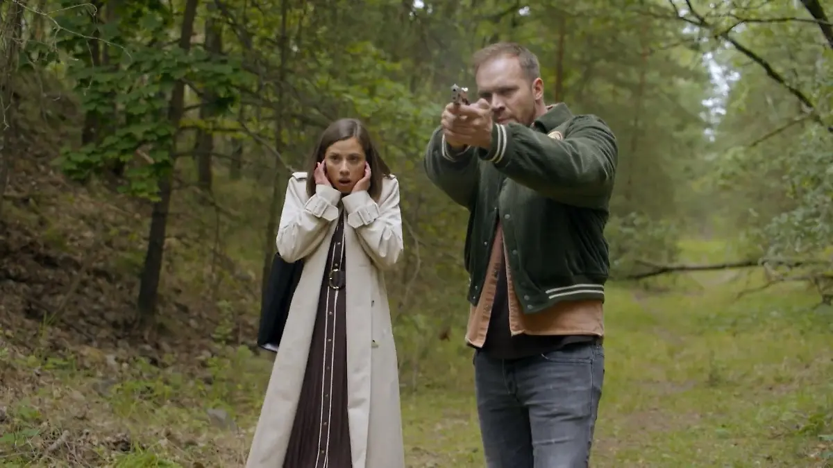 Erik will Matilda zeigen, wie man mit einer Schusswaffe umgeht.