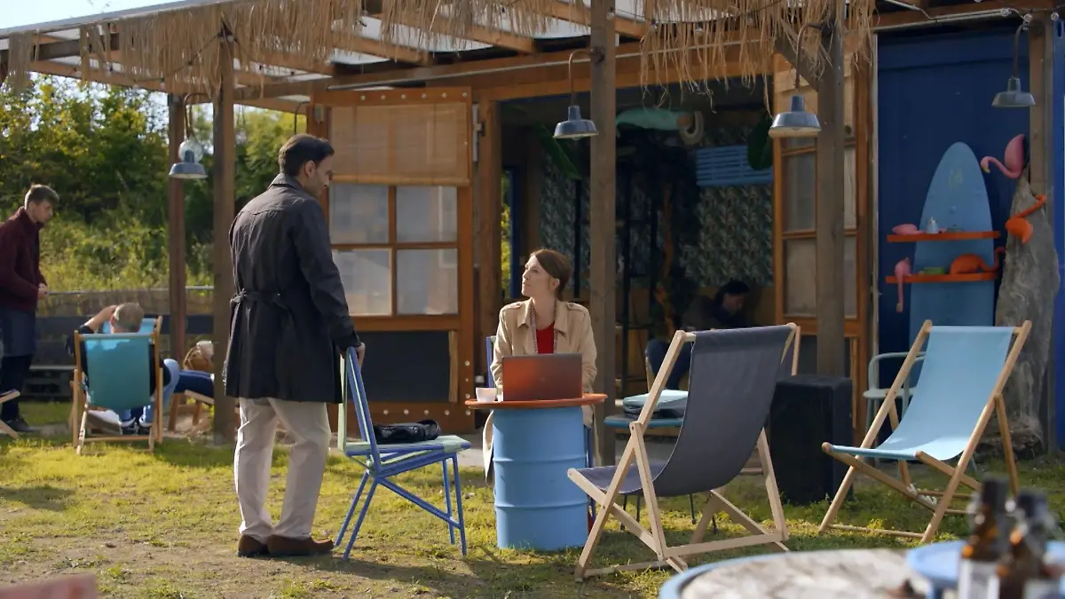 Nach ihrem Beziehungs-Aus entwickelt sich zwischen Nihat und Lilly eine Freundschaft.