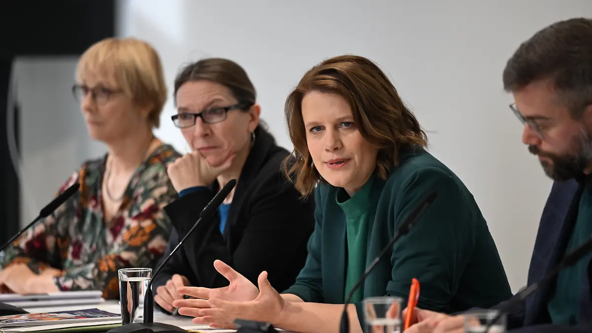 Ksenija Bekeris (SPD) und Julia Willie Hamburg (B90/Grüne)haben sich ein verbindliches Regelwerk zum Umgang mit Smartphones und Smartwatches an Schulen überlegt.