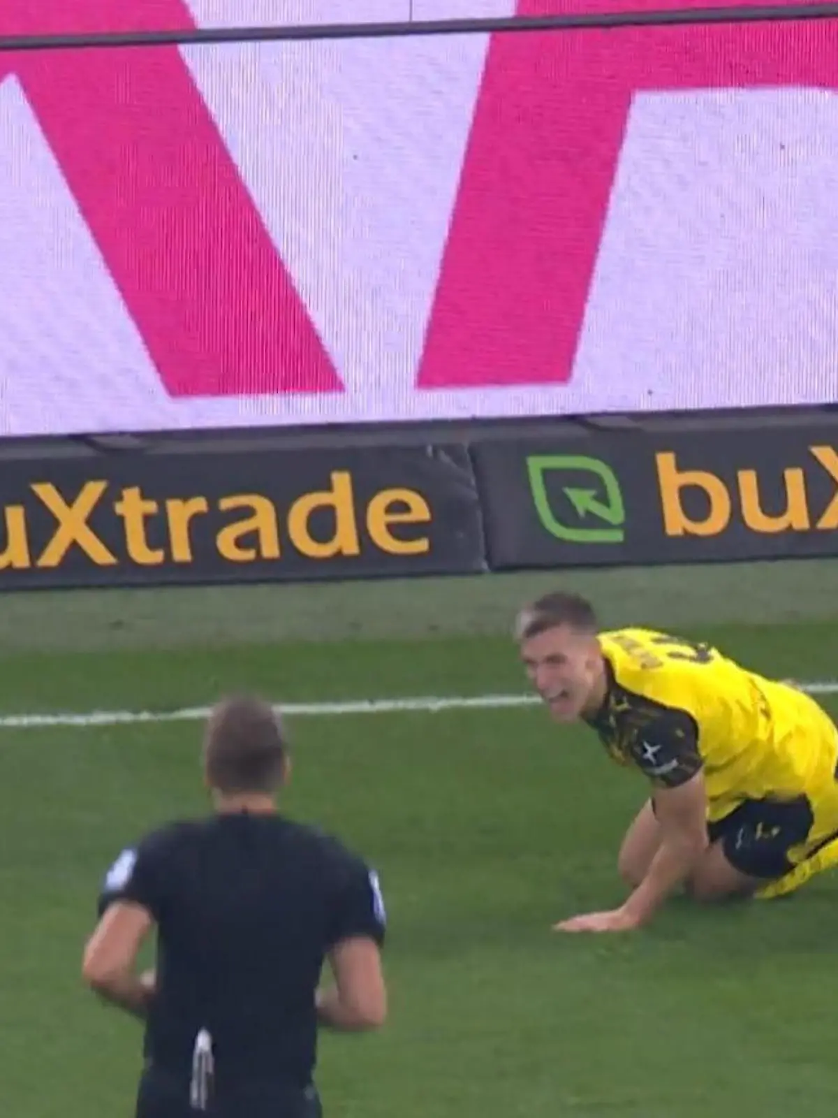 Bild zu: "Fleischwunde! Abwehr-Chef Nico Schlotterbeck verpasst WM-Qualifikationsspiel"