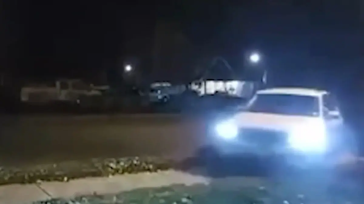 Eltern droht Knast! Schwestern (13) klauen Mamas Auto – und krachen in Nachbarhaus Spritztour aus Langeweile 