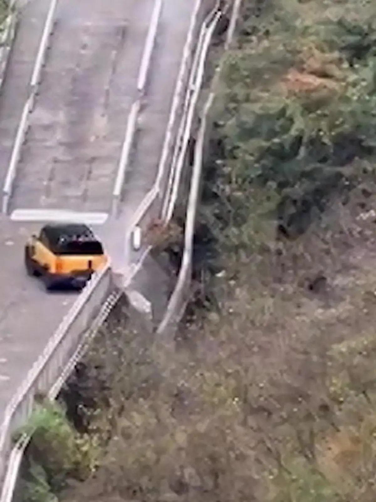 Bild zu: "Autofahrer zerstört beliebte Touri-Attraktion - für Werbekampagne!"