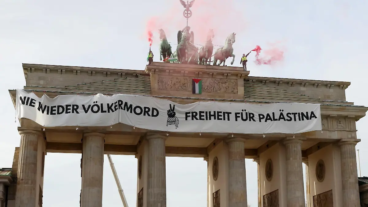 Mit Bannern und Bengalos! Protestanten klettern auf Brandenburger Tor Aufruhr in Berlin