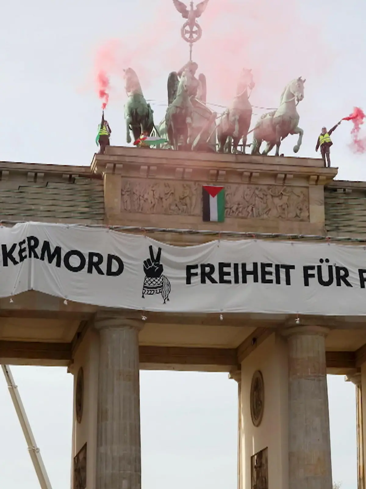 Bild zu: "Mit Bannern und Bengalos! Protestanten klettern auf Brandenburger Tor"