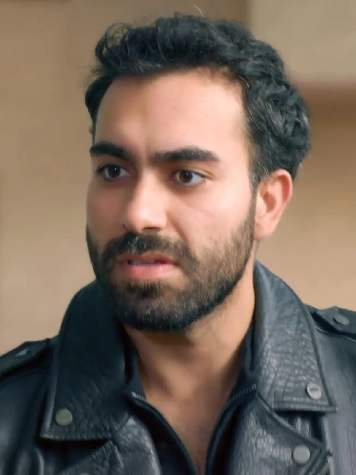 Unter uns: Baris regt sich vor Esma über Benedikt auf