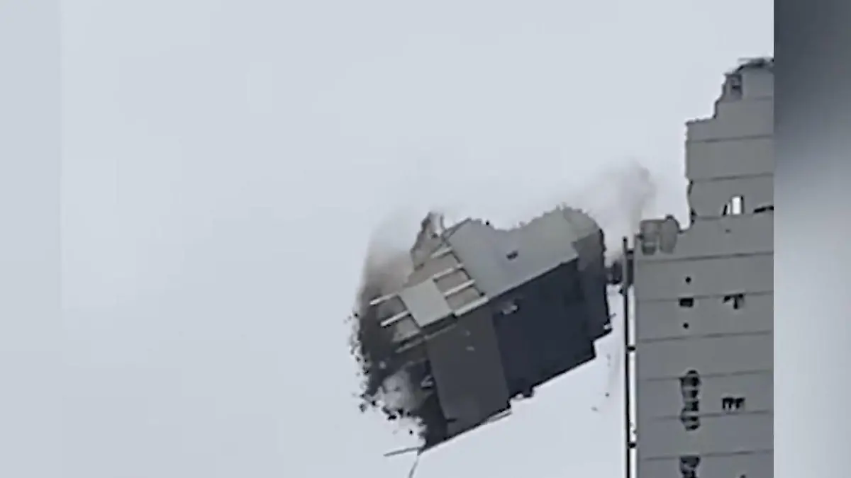 Stück von Hochhaus bricht plötzlich ab! Trümmerteile verletzen Passanten Bei Skihallen-Abriss nahe Moskau