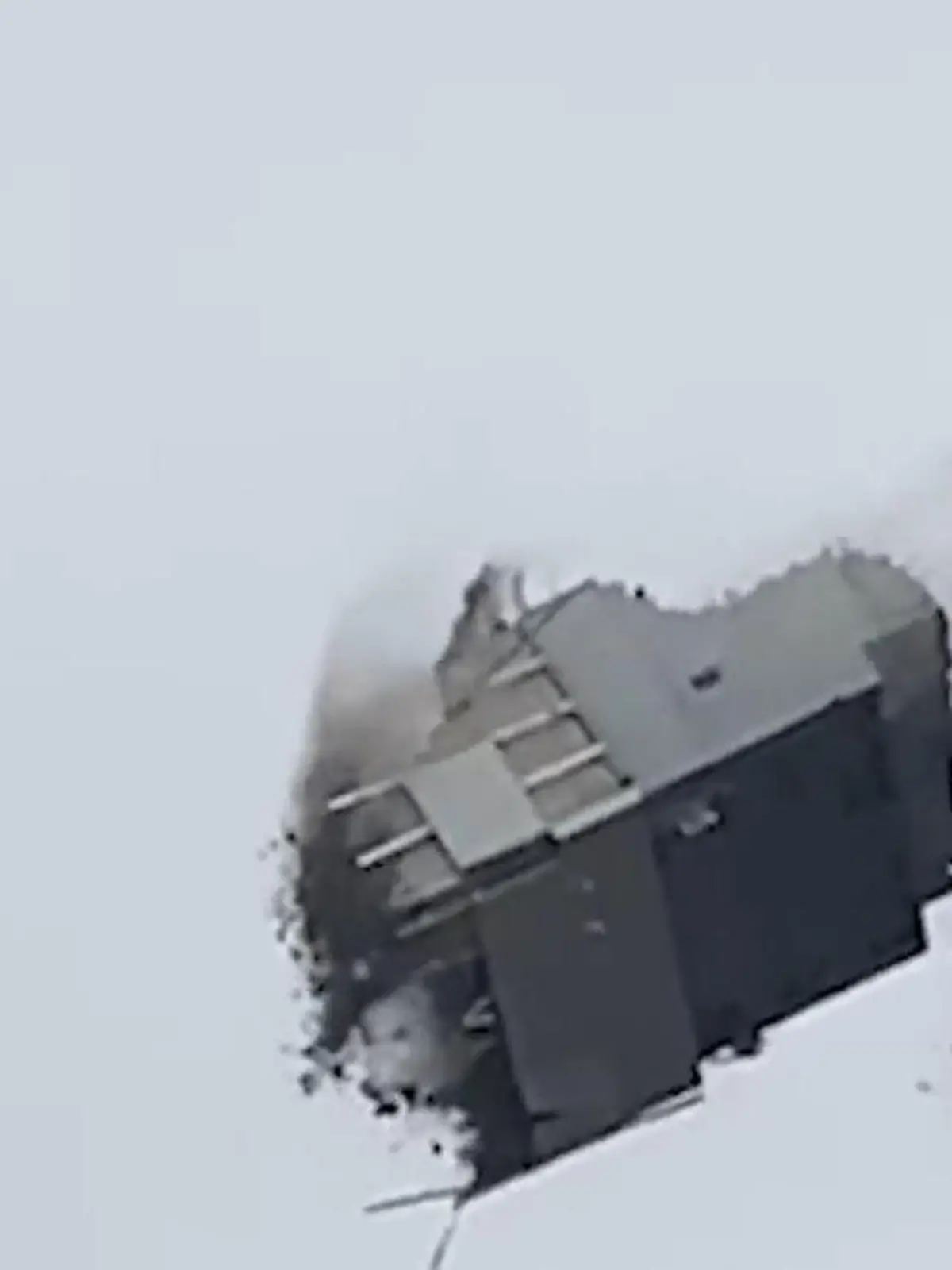 Bild zu: "Stück von Hochhaus bricht plötzlich ab! Trümmerteile verletzen Passanten"