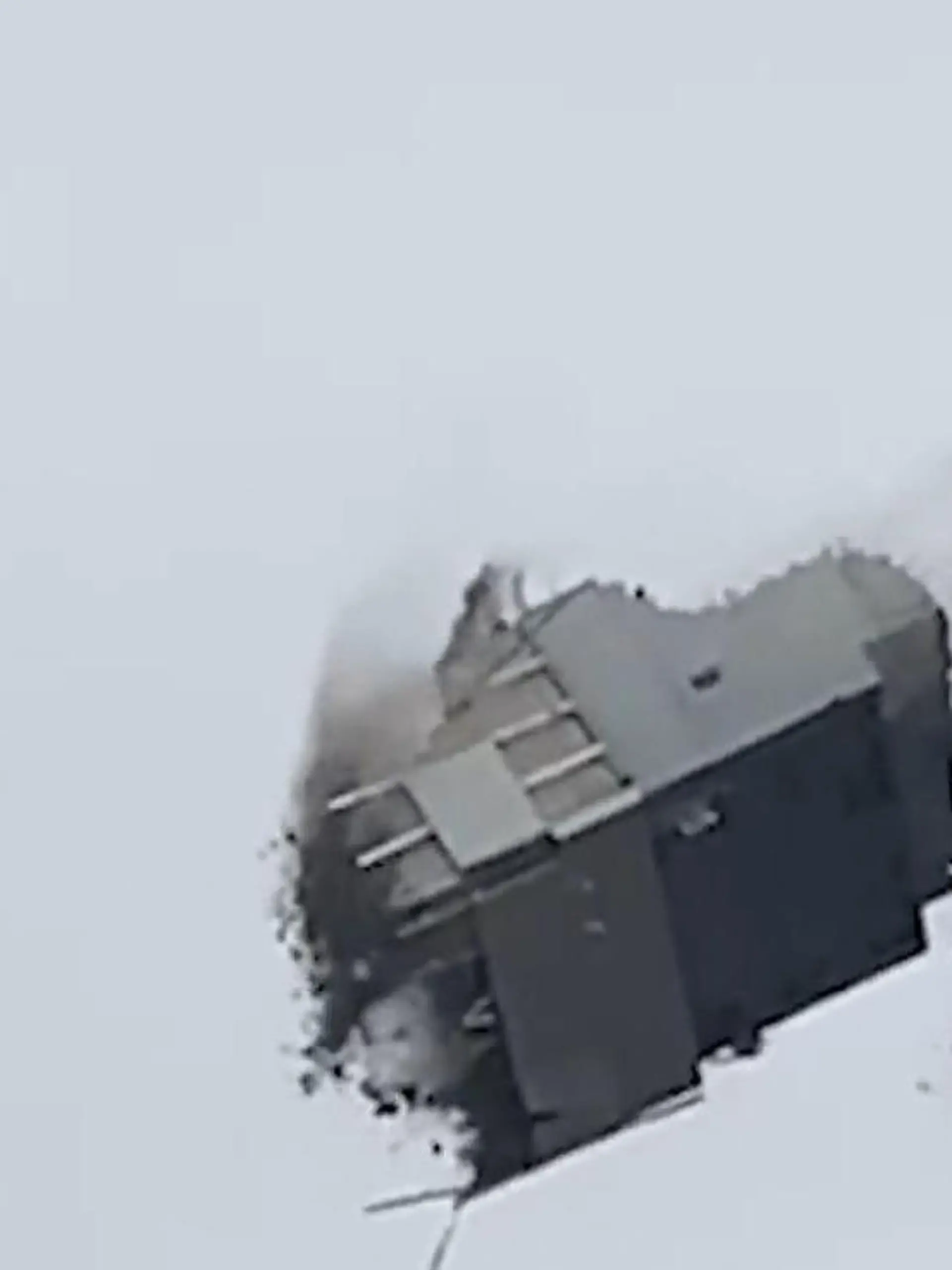 Bild zu: "Stück von Hochhaus bricht plötzlich ab! Trümmerteile verletzen Passanten"