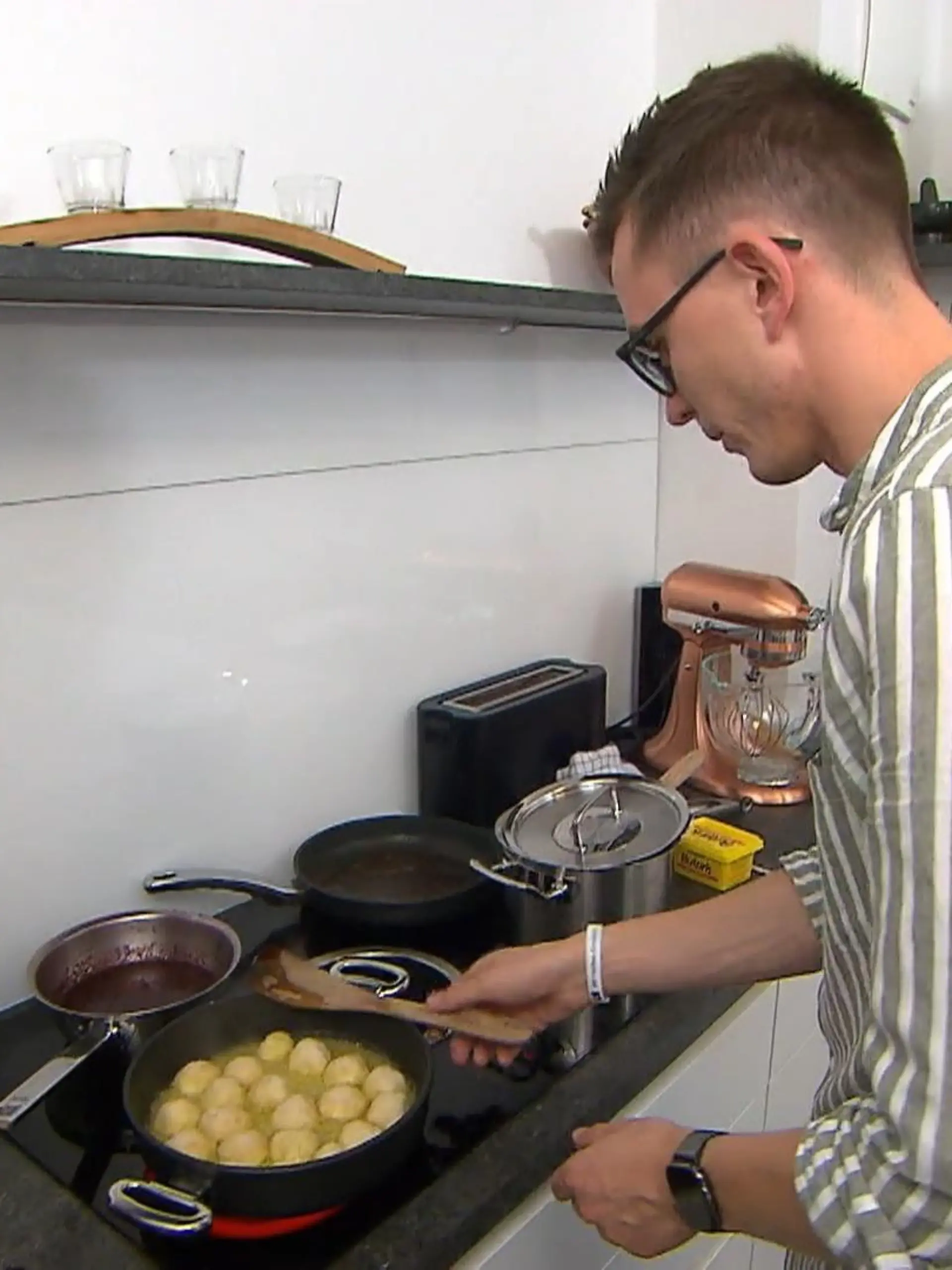 Bild zu: "Es läuft nicht alles rund bei Andrés Dinner - besonders nicht die Kartoffenpralinen"