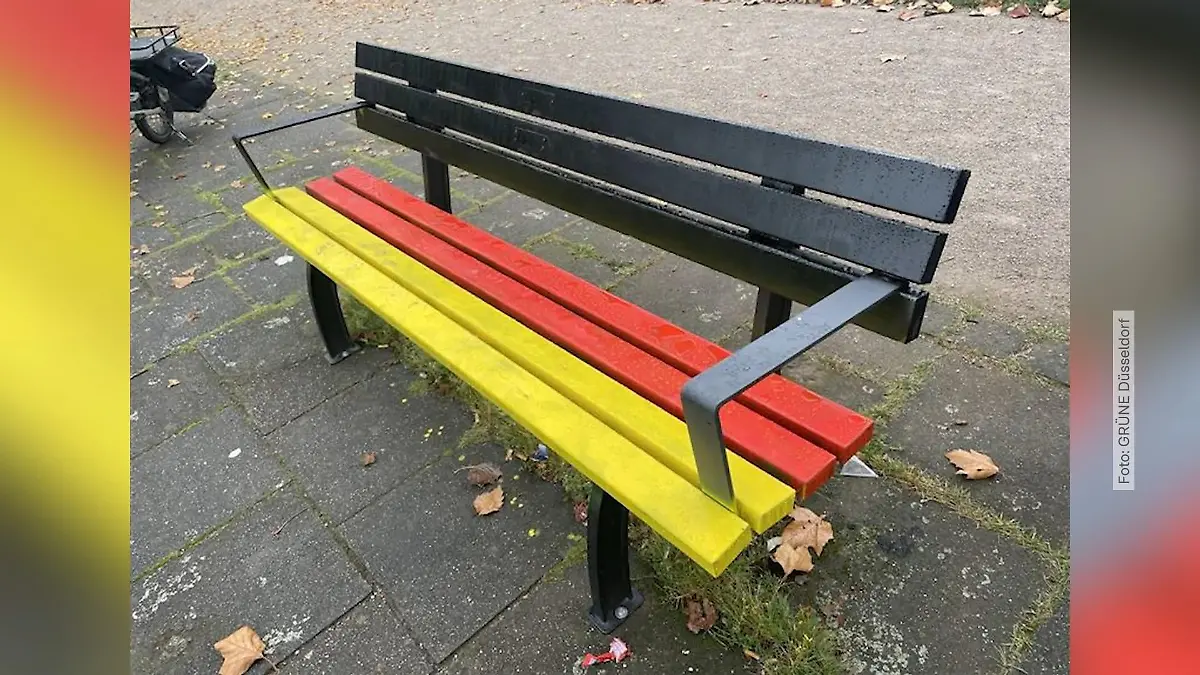 Unbekannte übermalen Regenbogenbank Ärger in Düsseldorf