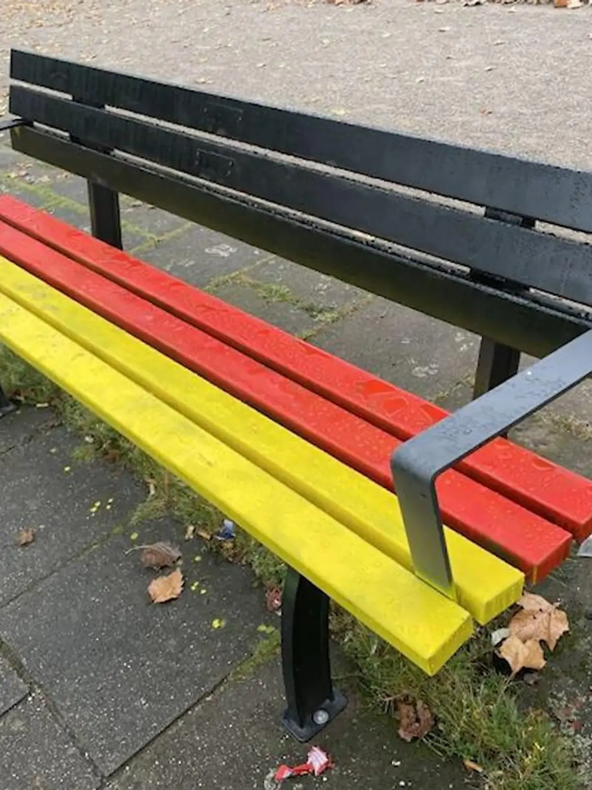 Bild zu: "Unbekannte übermalen Regenbogenbank"