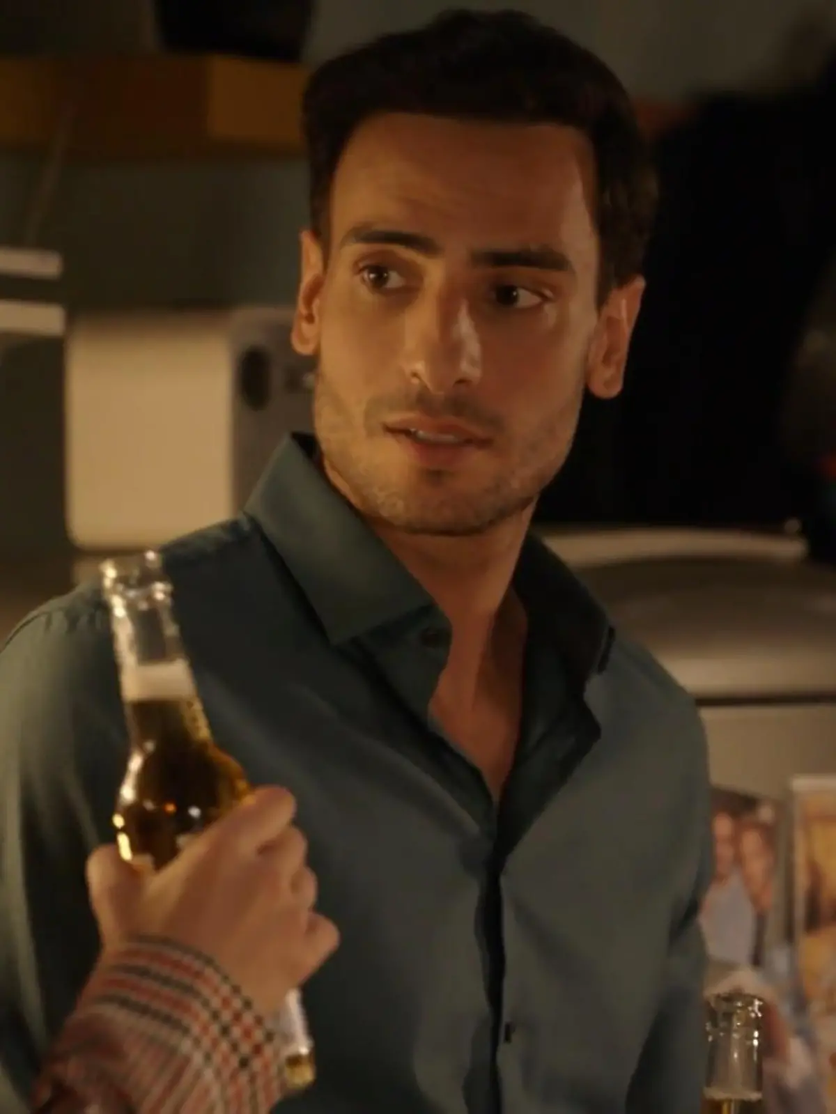 Nihat klagt bei Lilly sein Leid.