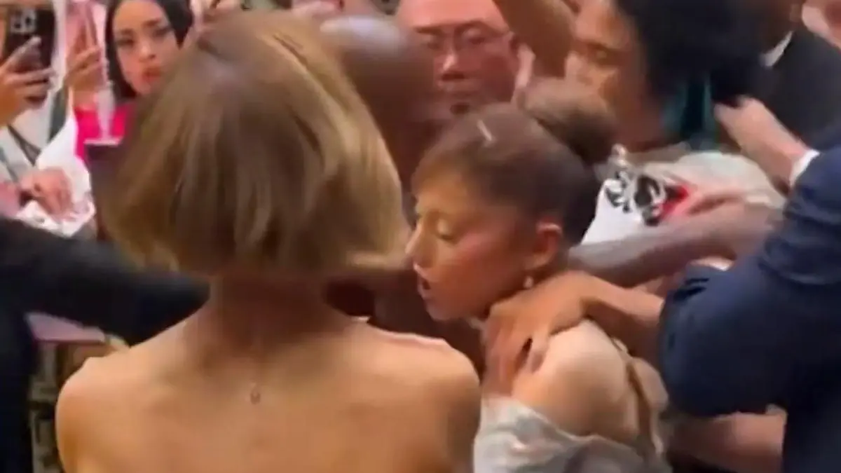 Schock bei Premiere! Mann geht auf Ariana Grande los Schauspielkollegin reagiert blitzschnell