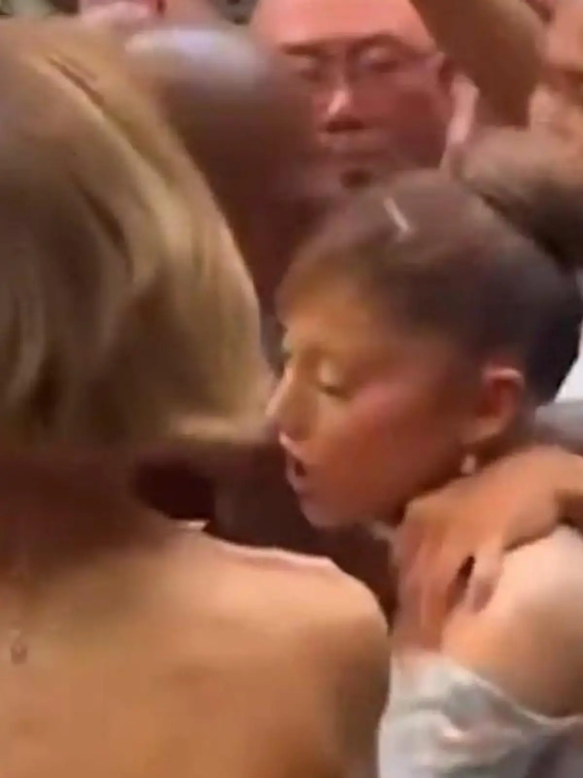 Bild zu: "Schock bei Premiere! Mann geht auf Ariana Grande los"