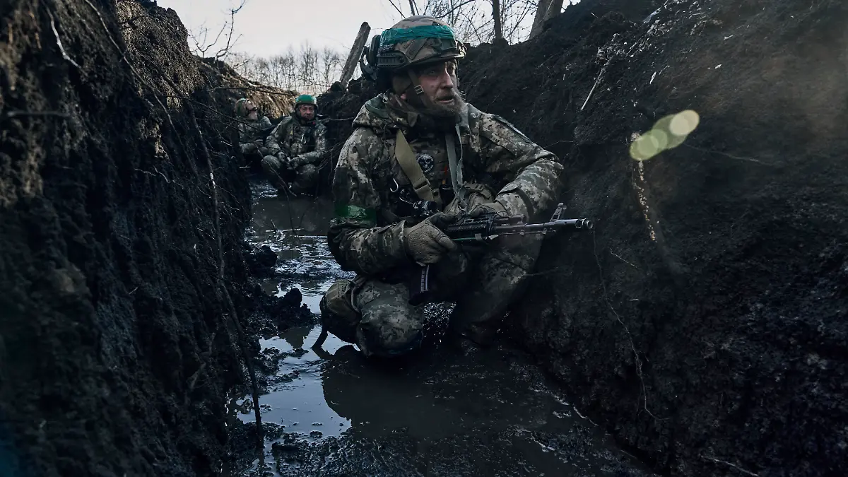 Ukrainische Soldaten in einem Schützengraben unter russischem Beschuss an der Frontlinie in der Nähe von Bakhmut, Region Donezk.