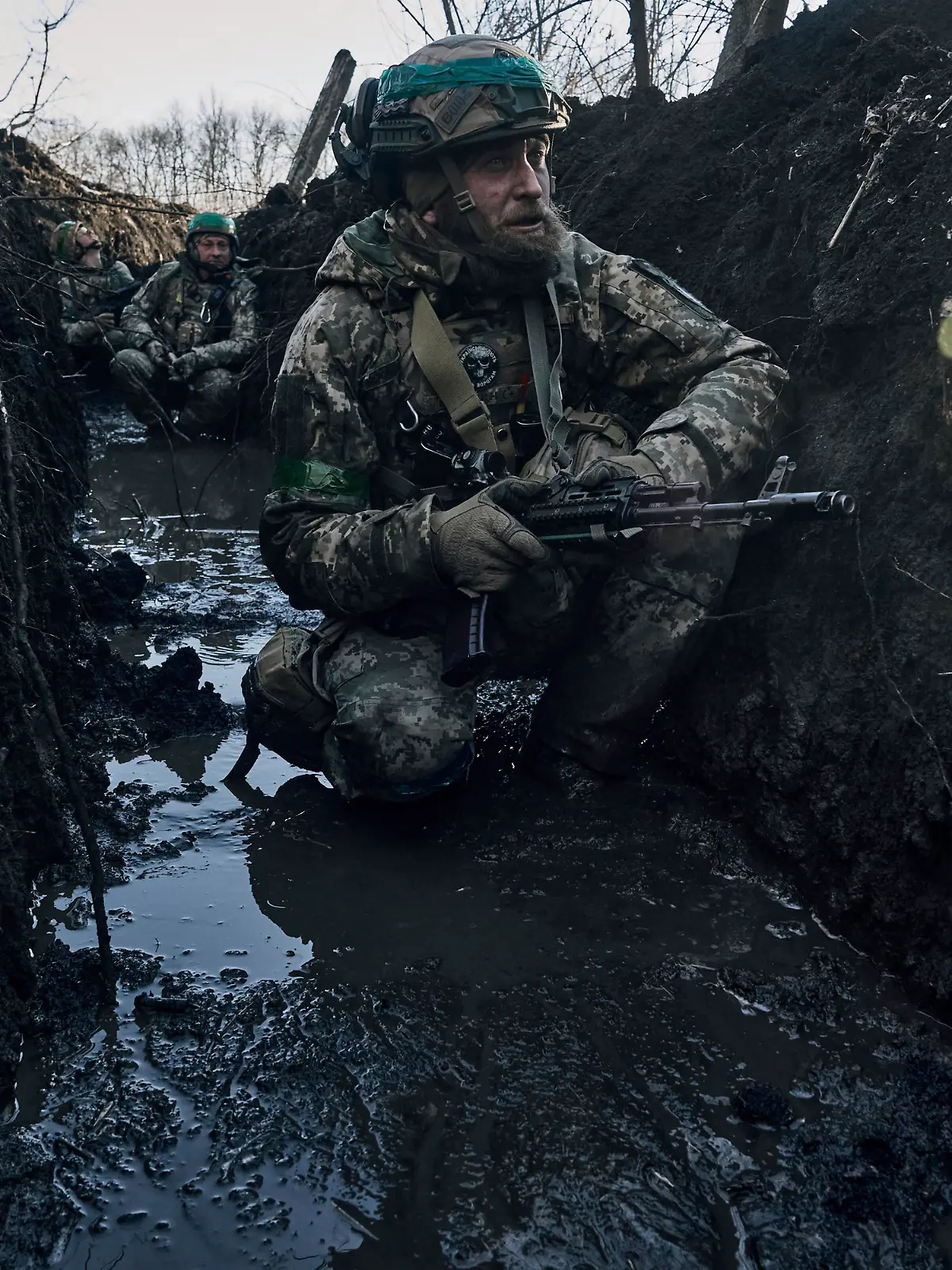 Ukrainische Soldaten in einem Schützengraben unter russischem Beschuss an der Frontlinie in der Nähe von Bakhmut, Region Donezk.