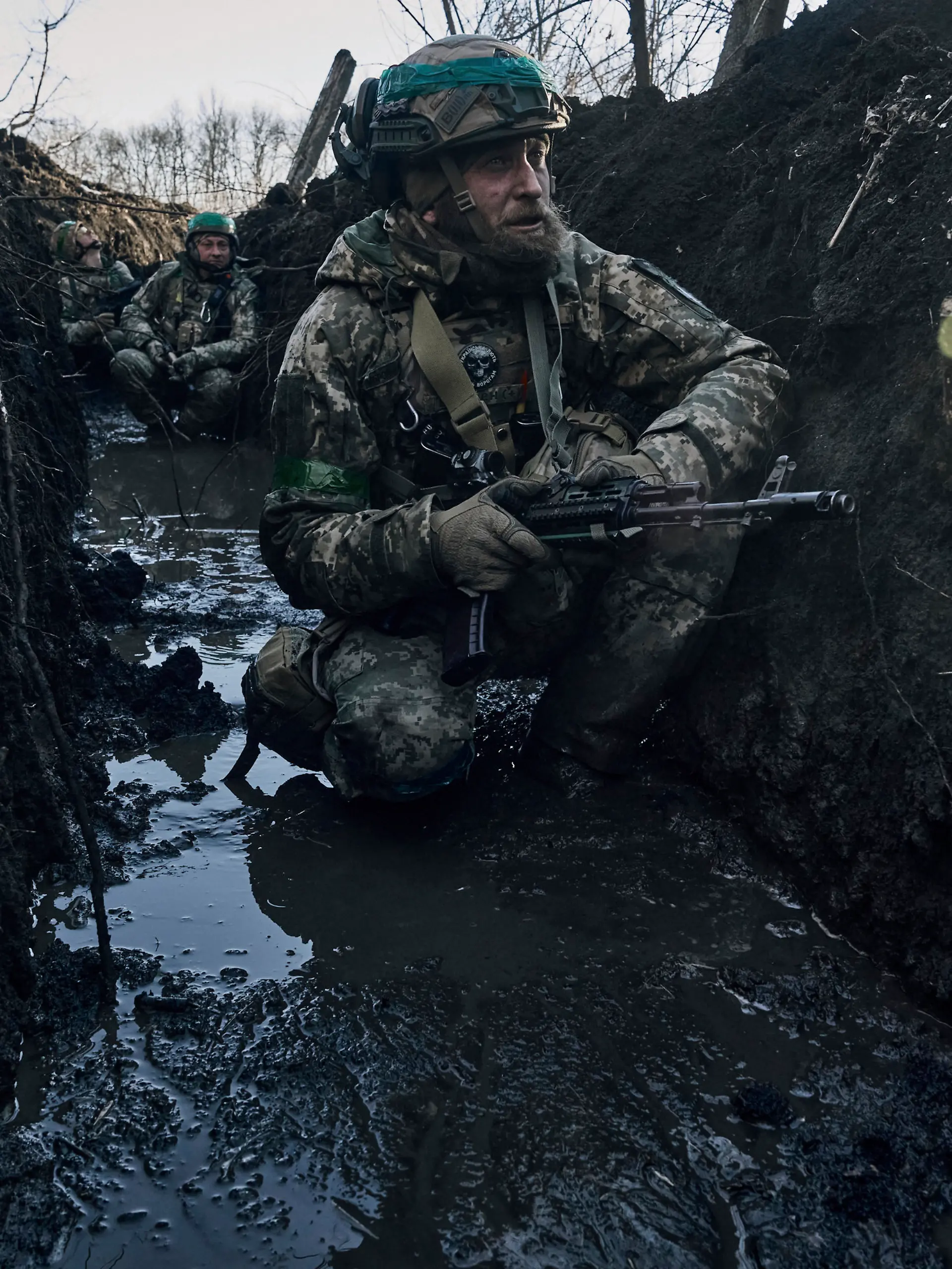 Ukrainische Soldaten in einem Schützengraben unter russischem Beschuss an der Frontlinie in der Nähe von Bakhmut, Region Donezk.