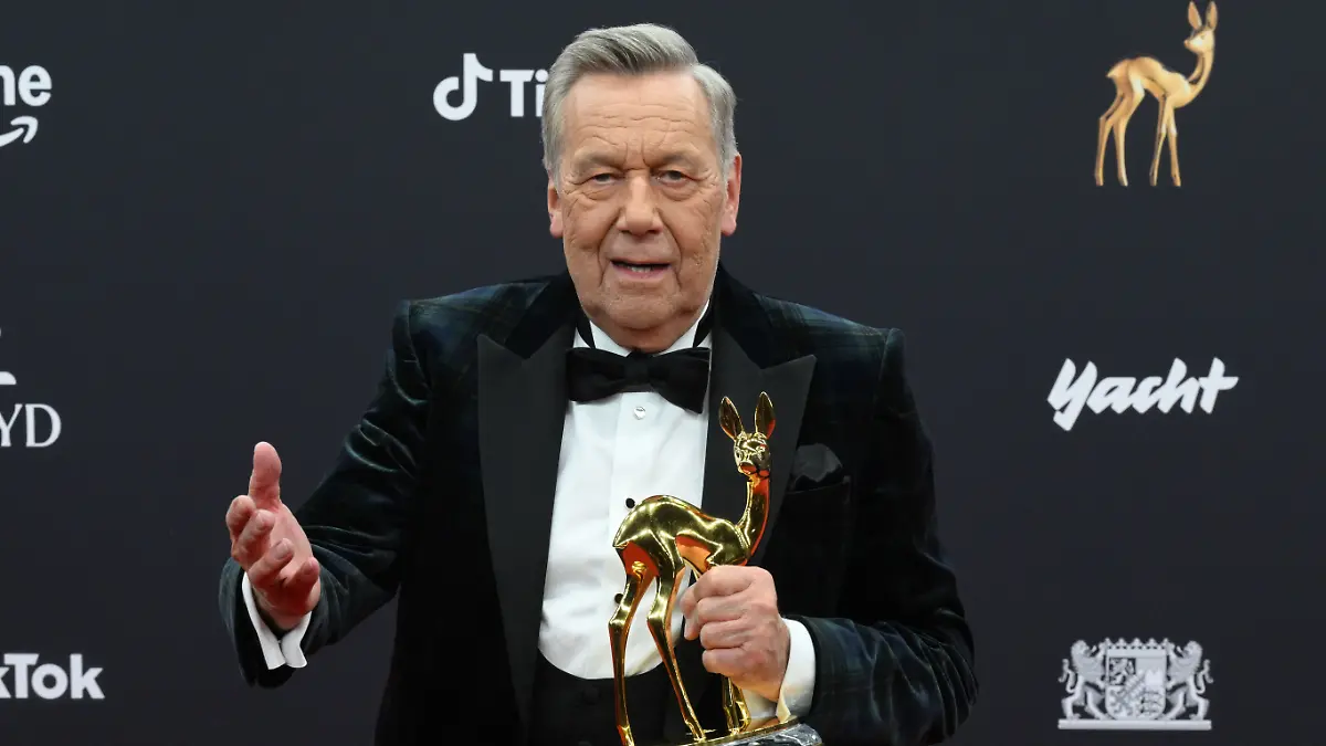 Sänger Roland Kaiser zeigt seinen BAMBI, der Kategorie „Lebenswerk”, bei der 77. Bambi-Verleihung in den Bavaria Filmstudios.