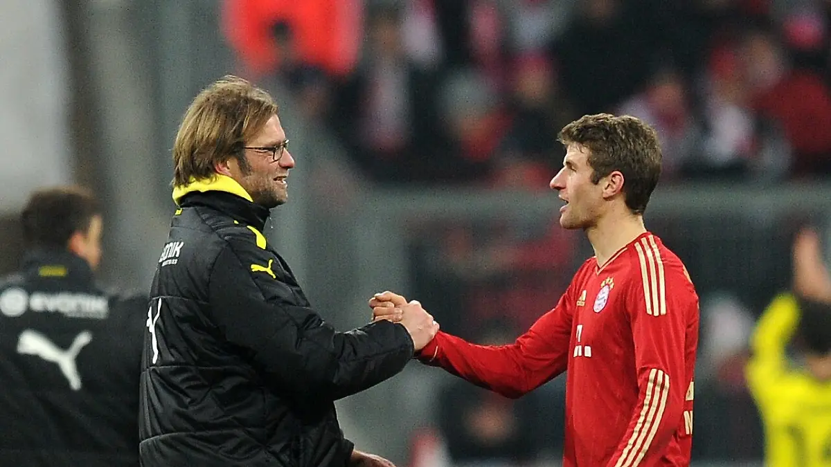 Handschlag der damaligen Rivalen Jürgen Klopp (seinerzeit BVB-Trainer) und Thomas Müller als Bayern-Spieler (Archivfoto, Dezember 2012)