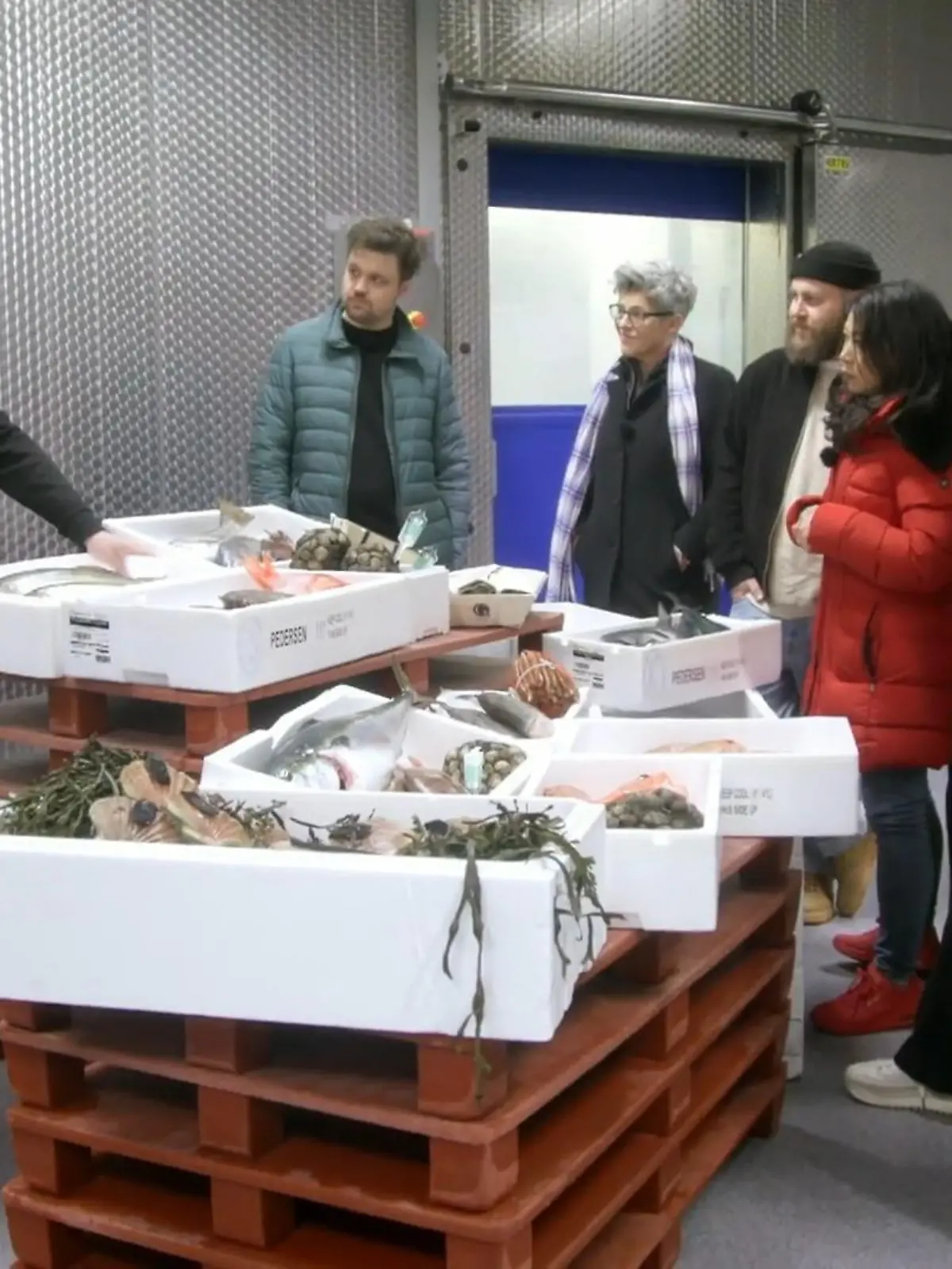 Bild zu: "Tim Mälzer auf Fisch-Mission mit seinen Köch:innen"