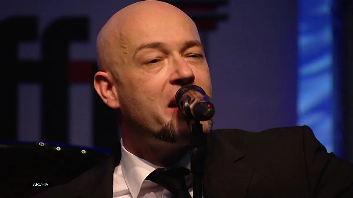 Der Graf stürzt von der Bühne Ausgerechnet auf den Kopf!