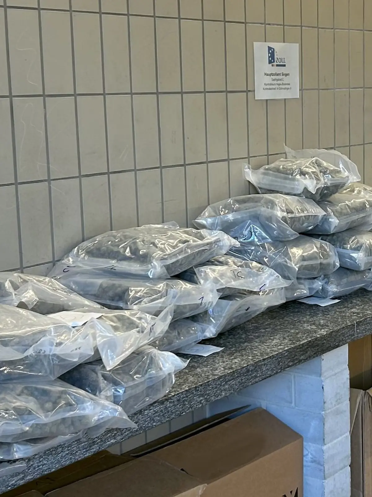 Bild zu: "Drogen bis unters Dach - 56 Kilo Marihuana in Auto gefunden"