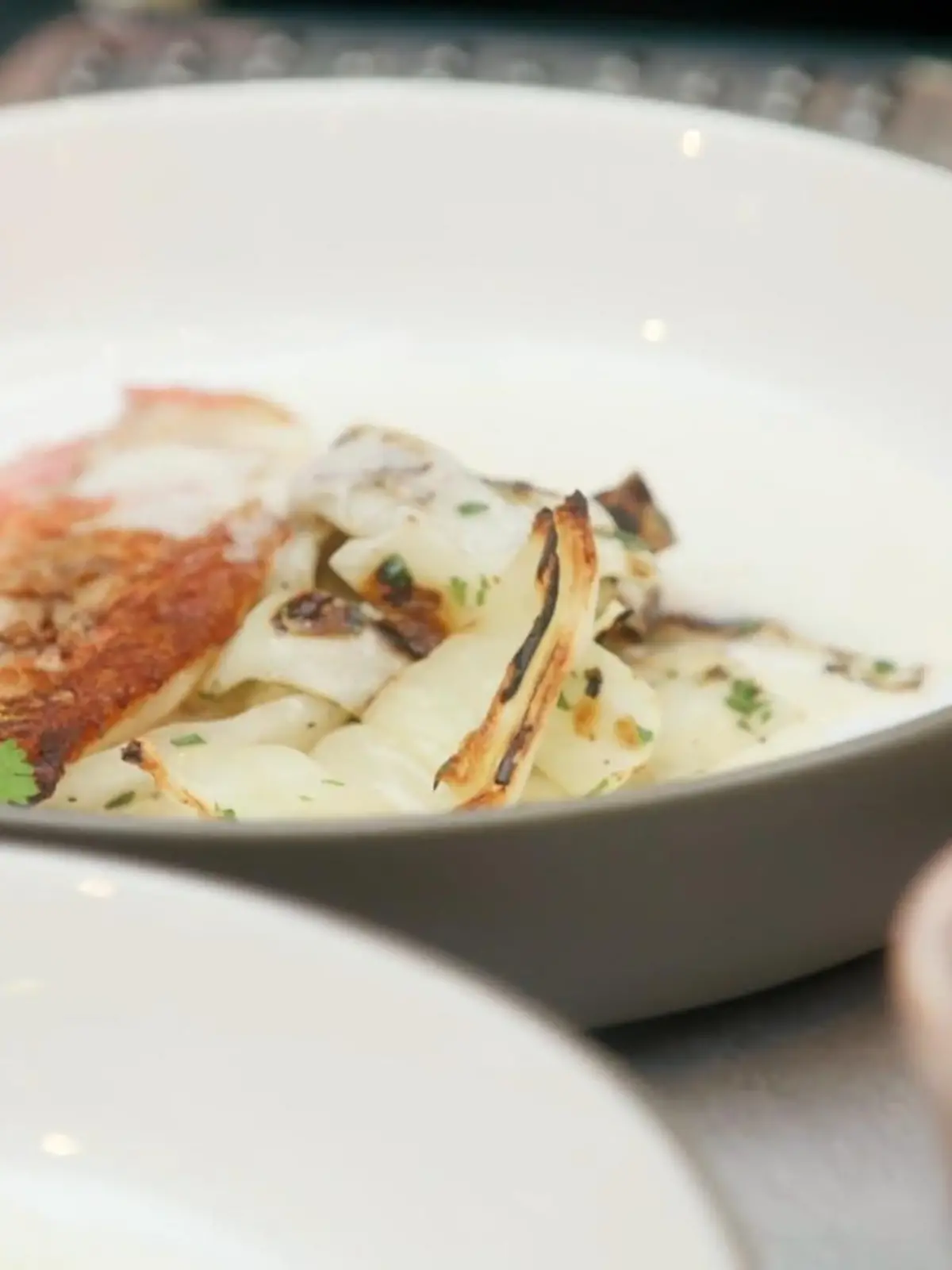 Bild zu: "Die Köch:innen richten ihre Gerichte an"