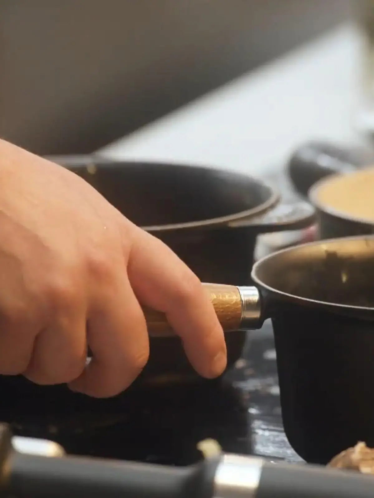 Bild zu: "Luisa ringt mit ihrer Mayonnaise und sucht Halt bei Tim"