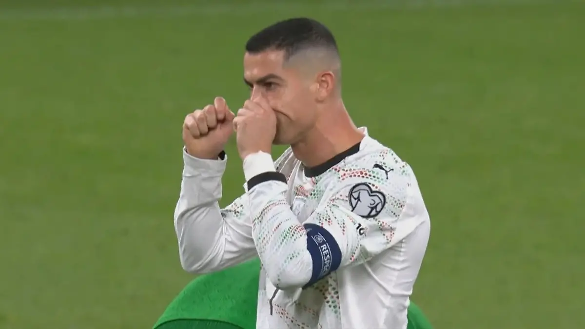 Ronaldo fliegt mit Rot vom Platz - und das Stadion verhöhnt ihn! Ellenbogen-Check bei Portugal-Pleite