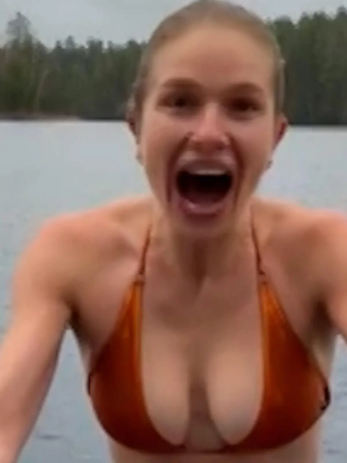 Bild zu: "Kreischalarm bei Lola Weippert! Moderatorin entgleist beim Eisbaden alles"