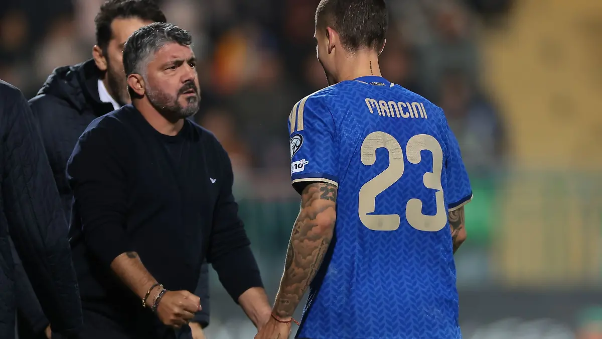 Trainer Gennaro Gattuso (l) wird mit Italien den Umweg über die Playoffs nehmen müssen.