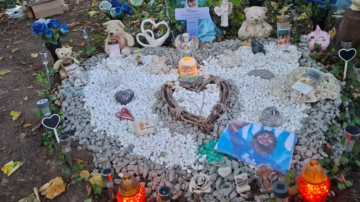 Francesco (✝︎14) wurde von seinem Mitschüler erschossen. Der Tatort ist heute eine Gedenkstätte für die Familie.