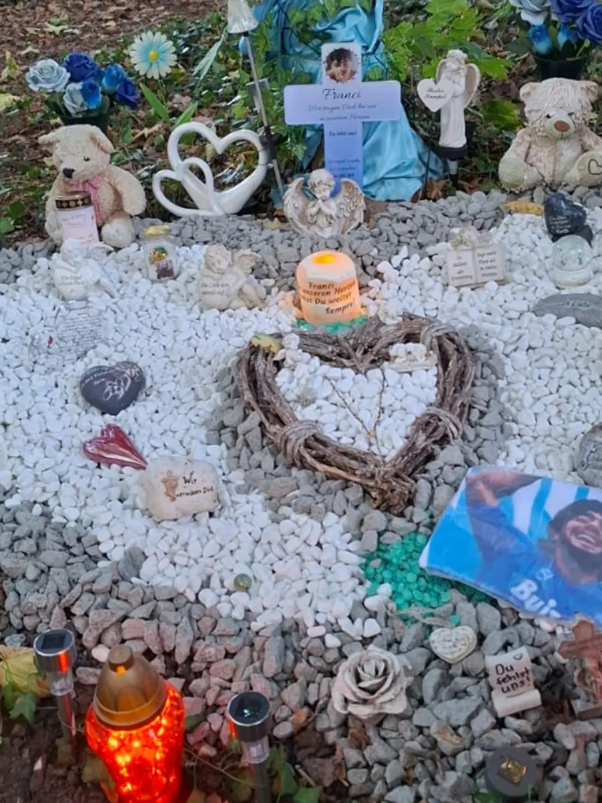 Francesco (✝︎14) wurde von seinem Mitschüler erschossen. Der Tatort ist heute eine Gedenkstätte für die Familie.