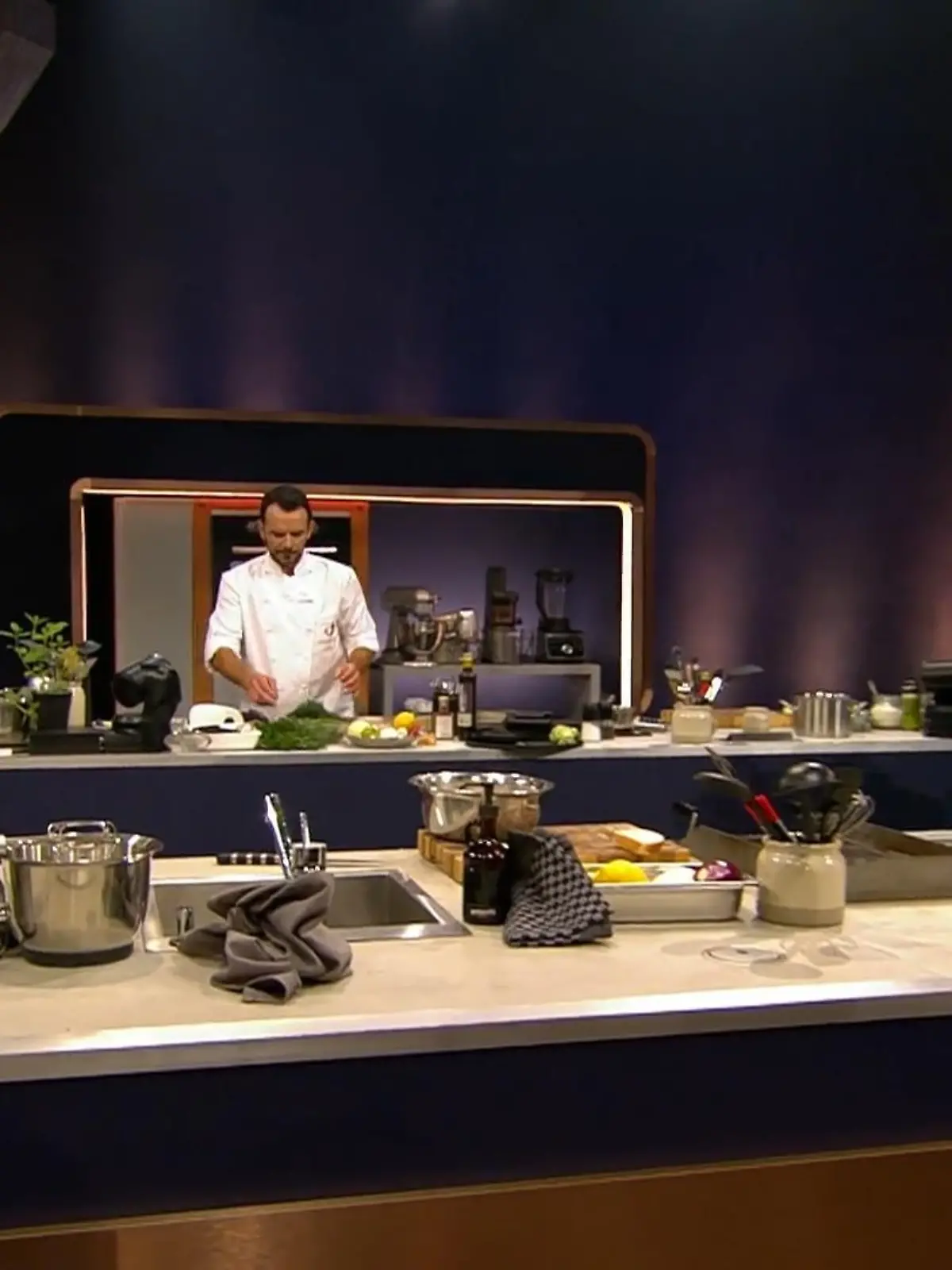 Bild zu: "Sonja schleicht durchs Studio und probiert bei den Köchen"