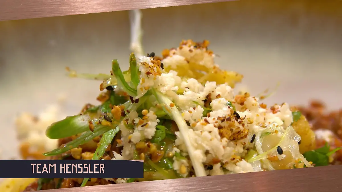 Haya Molcho versteht Team Hensslers Teller Blumenkohl als "Parmesan"