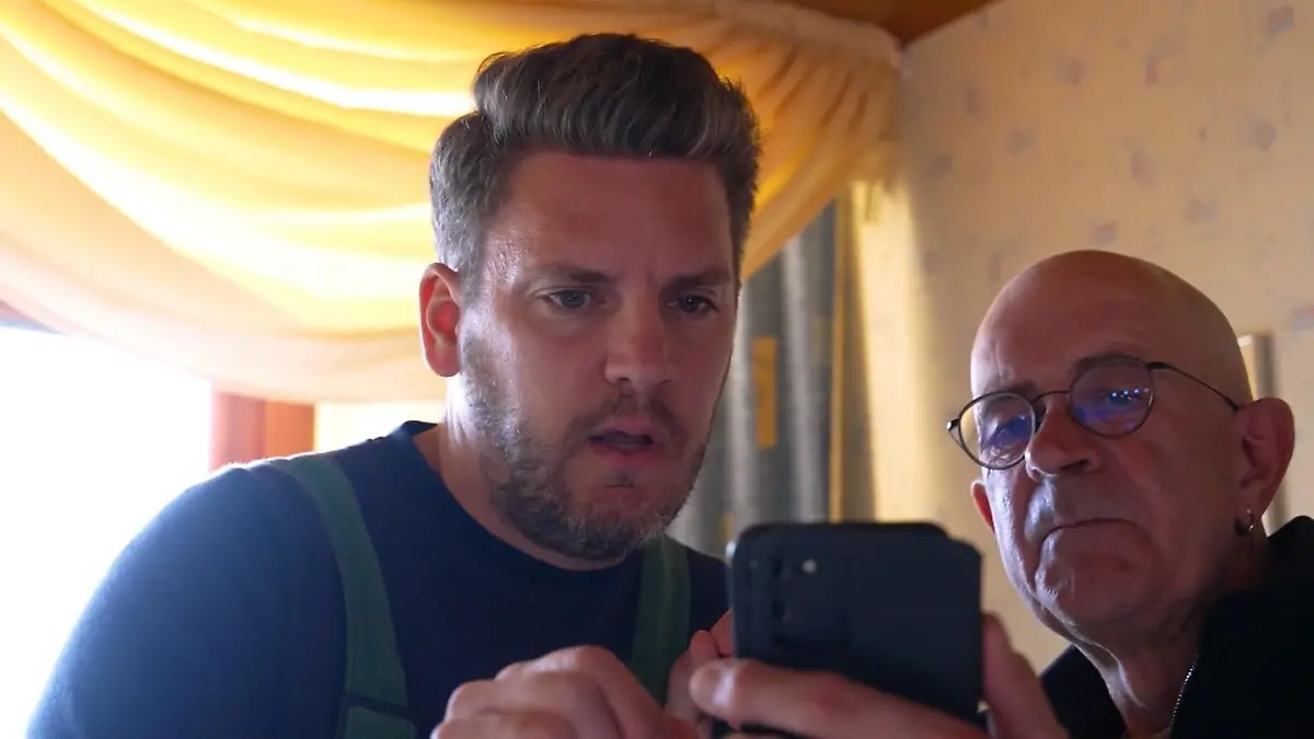 „Bauer sucht Frau”-Kandidat Herbert zeigt Reporter Ralf alte Fotos.