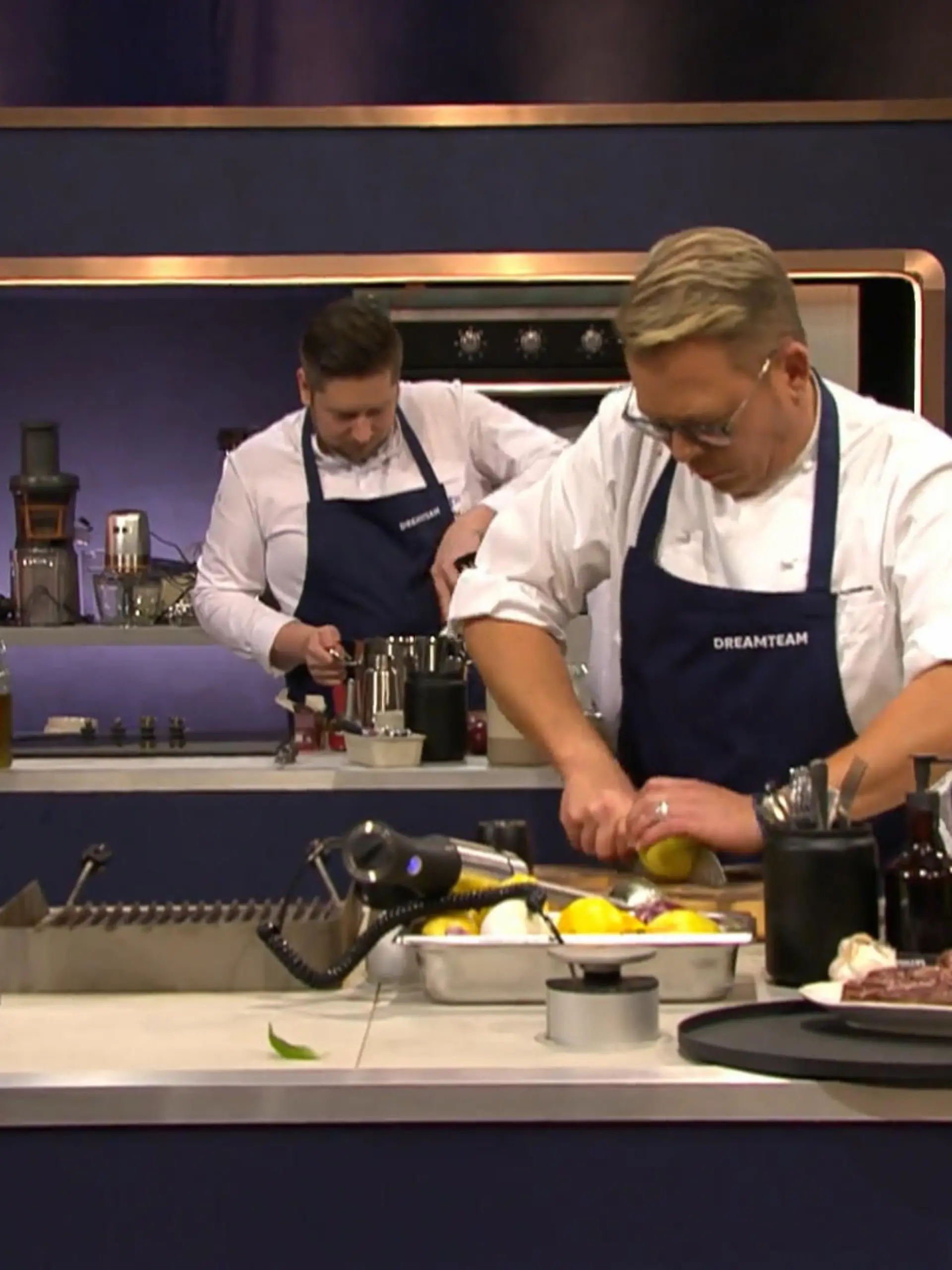 Bild zu: "Team Henssler schimpft, Team Kotaska arbeiteet"