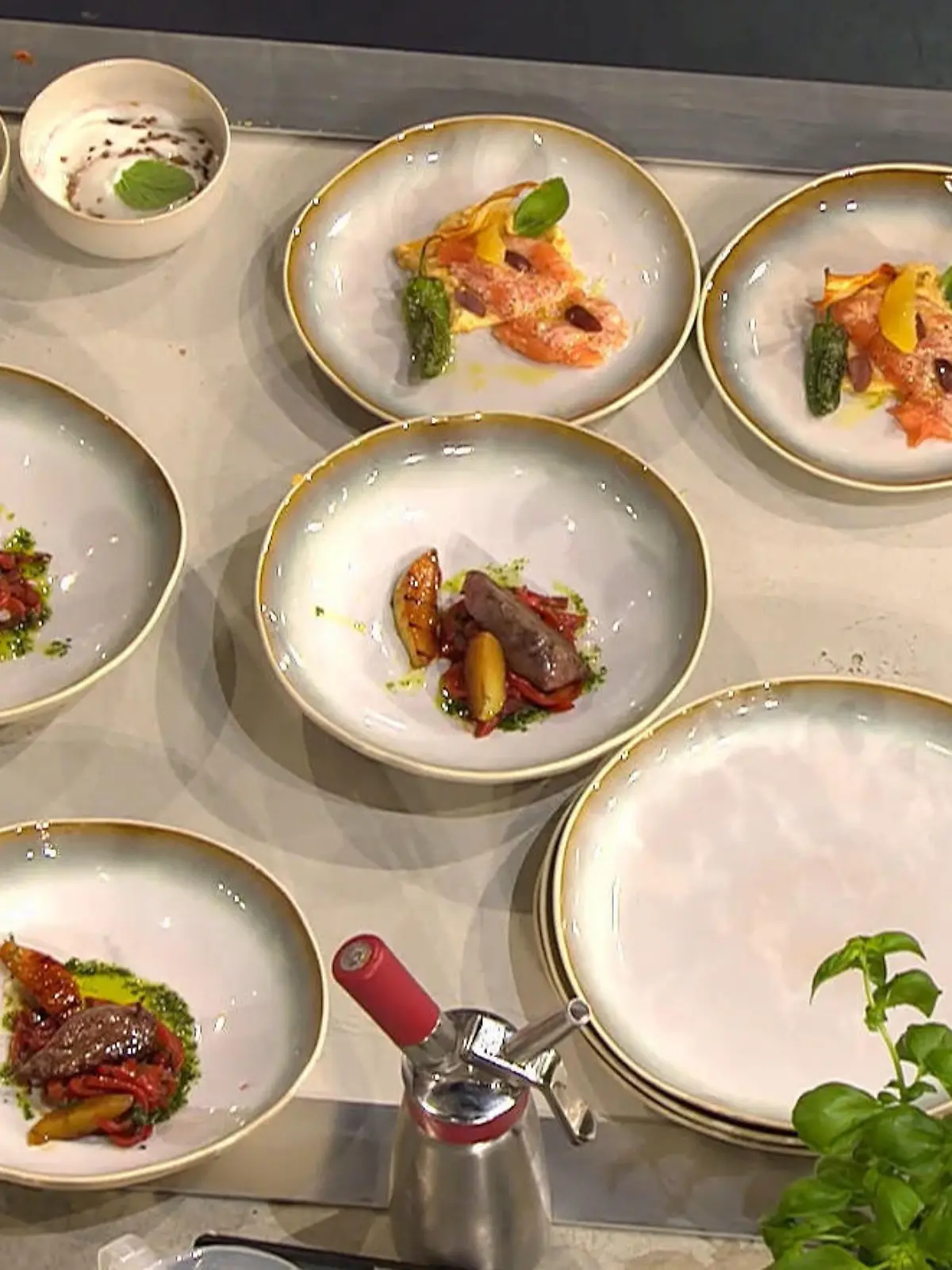 Bild zu: "Mario hat sich noch einen vierten Teller geholt"