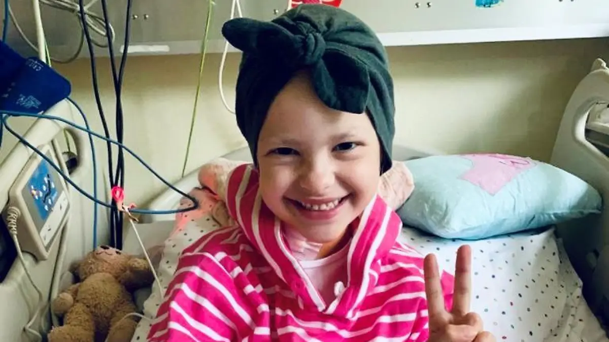 Die 8-jährige Emilia bei ihrer Behandlung im Krankenhaus