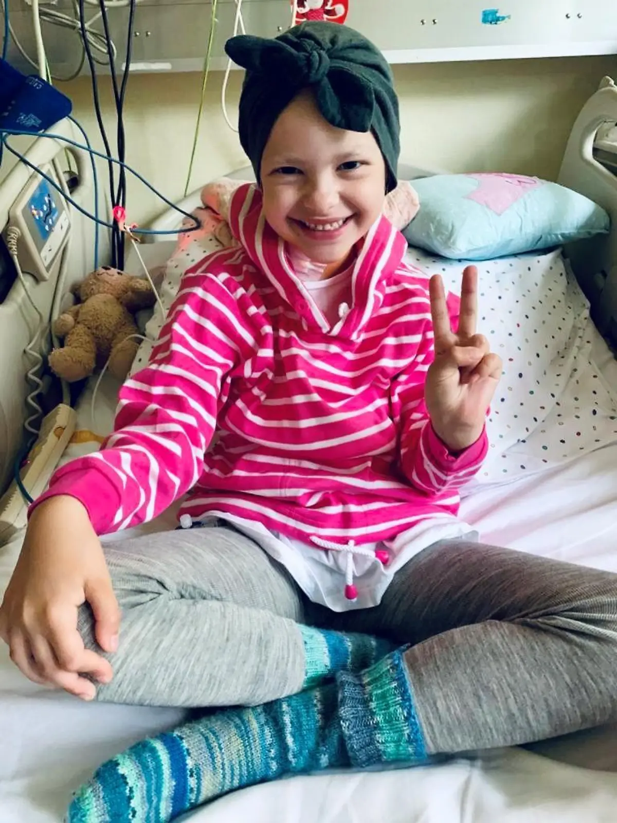 Die 8-jährige Emilia bei ihrer Behandlung im Krankenhaus