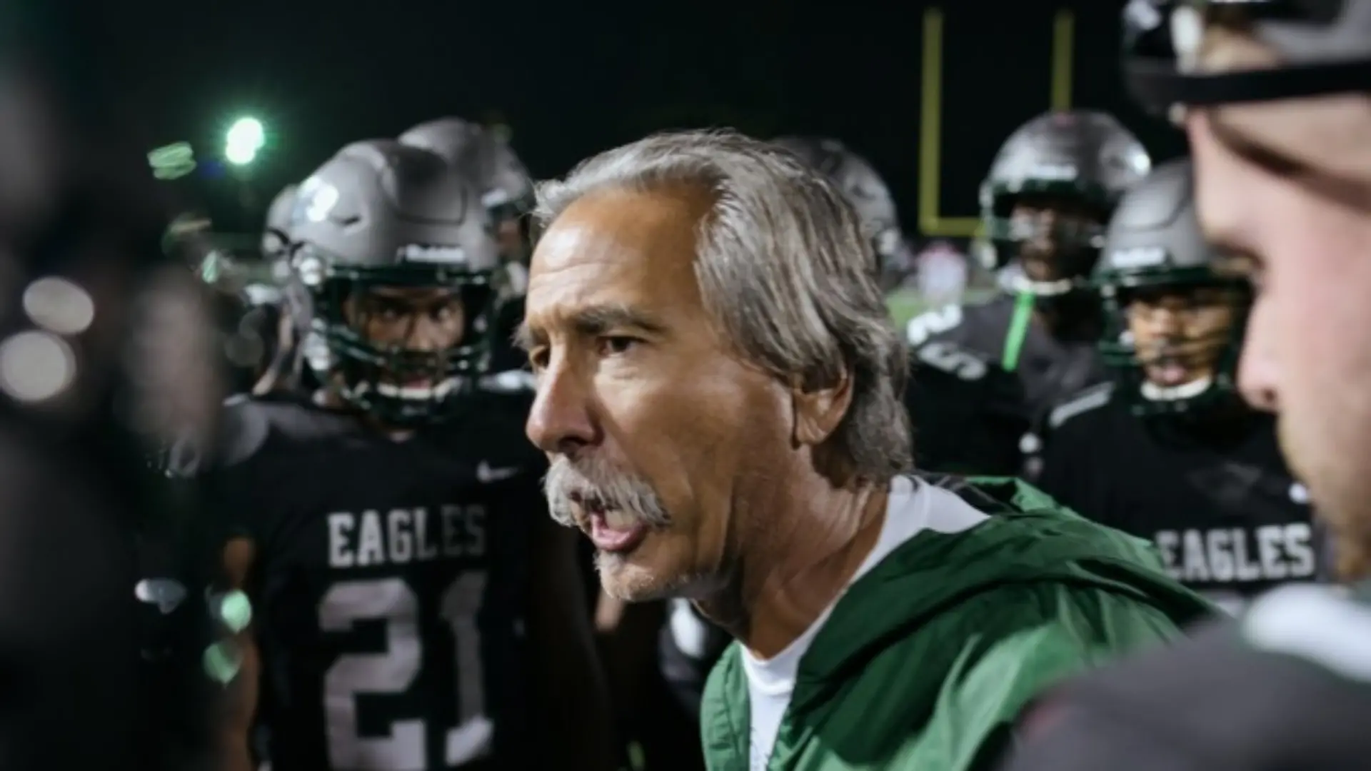 John Beam, der beliebte Football-Coach aus der Netflix-Serie „Last Chance U”, ist nach der Schießerei auf einem College-Campus in Oakland seinen Verletzungen erlegen. Die Polizei gab mittlerweile seinen Tod bekannt. 