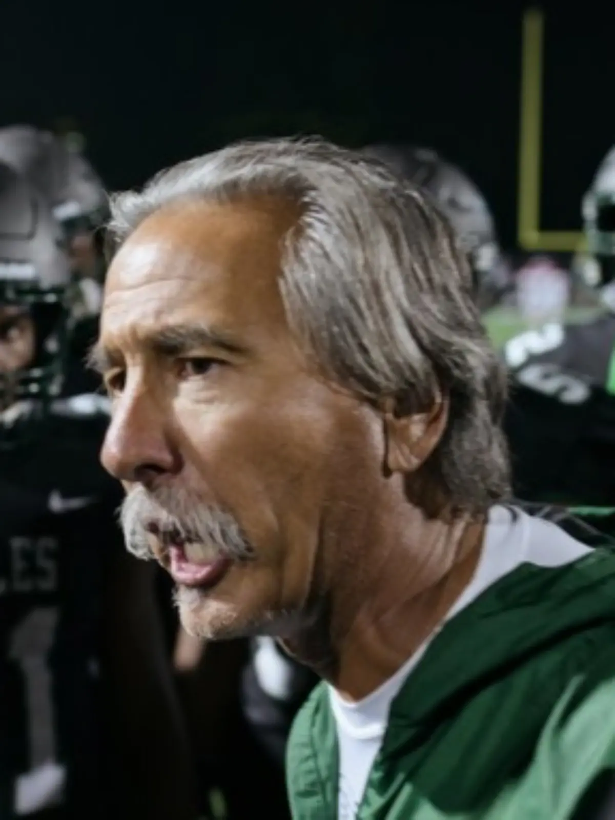 John Beam, der beliebte Football-Coach aus der Netflix-Serie „Last Chance U”, ist nach der Schießerei auf einem College-Campus in Oakland seinen Verletzungen erlegen. Die Polizei gab mittlerweile seinen Tod bekannt.