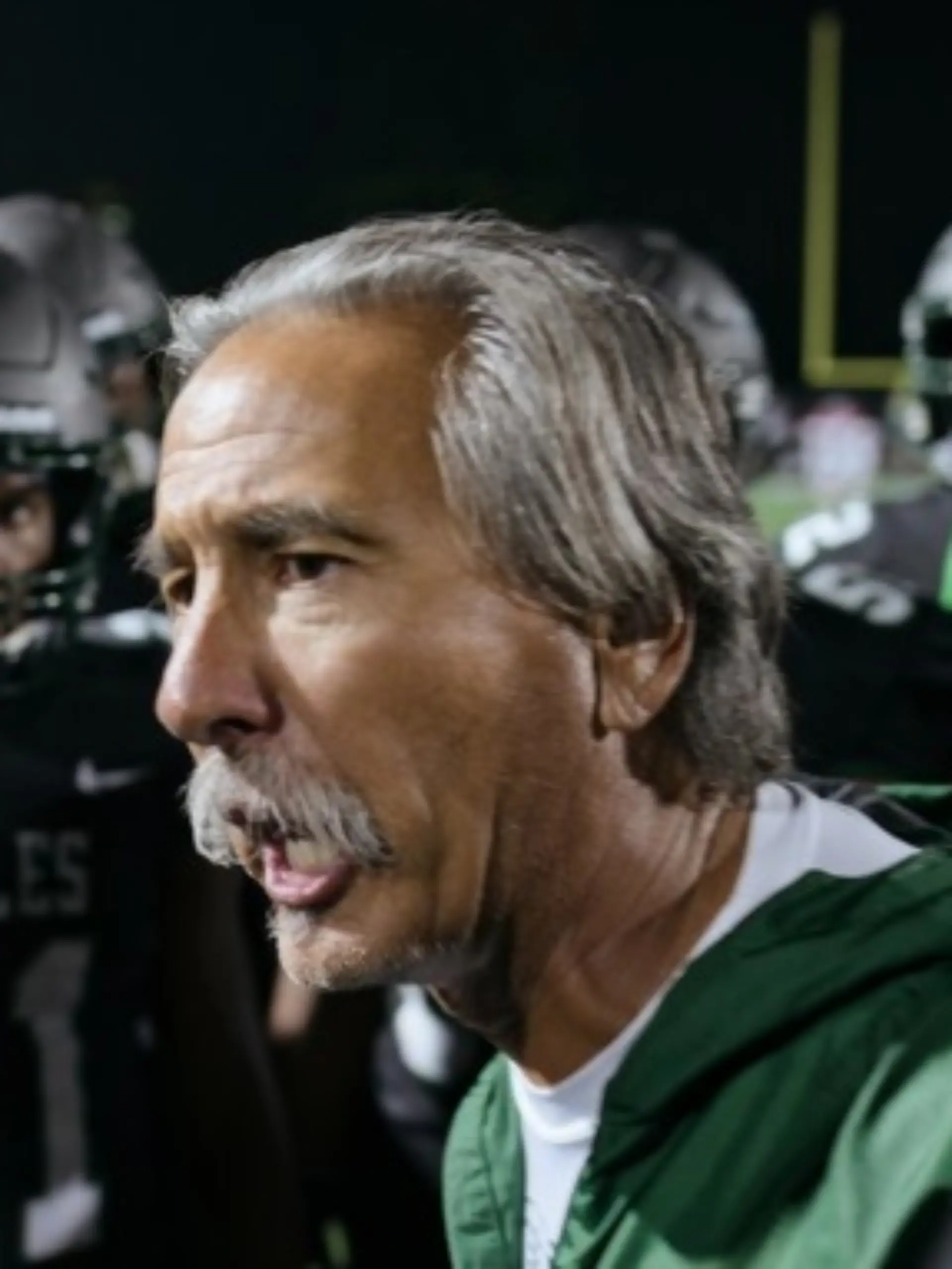 John Beam, der beliebte Football-Coach aus der Netflix-Serie „Last Chance U”, ist nach der Schießerei auf einem College-Campus in Oakland seinen Verletzungen erlegen. Die Polizei gab mittlerweile seinen Tod bekannt. 