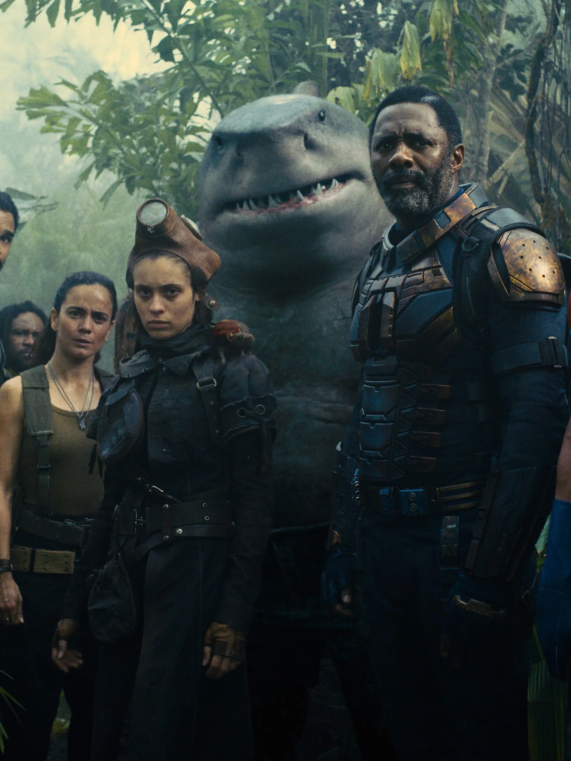 Das Selbstmordkommando in Action (v.l.n.r.):  Colonel Rich Flag (Joel Kinnaman), Sol Soria (Alice Braga), Ratcatcher 2 (Daniela Melchior), King Shark (Stimme im Original: Sylvester Stallone), Bloodsport (Idris Elba) und Peacemaker (John Cena).