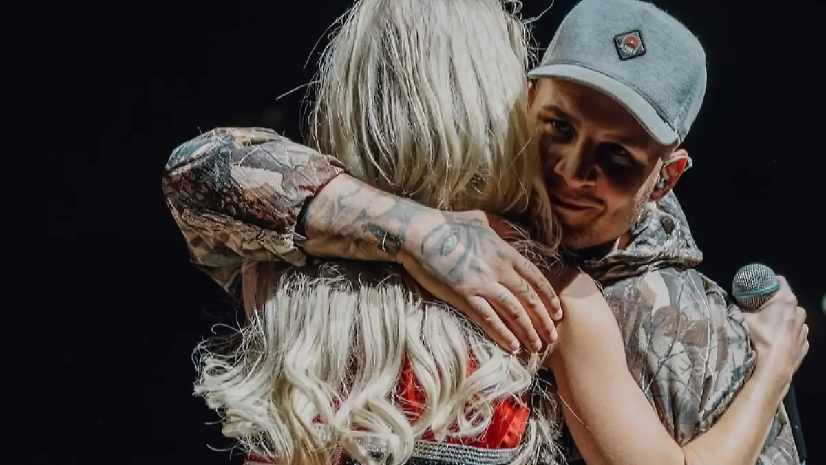 Ein bewegender Moment beim Konzert in Dortmund: Pietro herzt Sängerin Isi Glück.