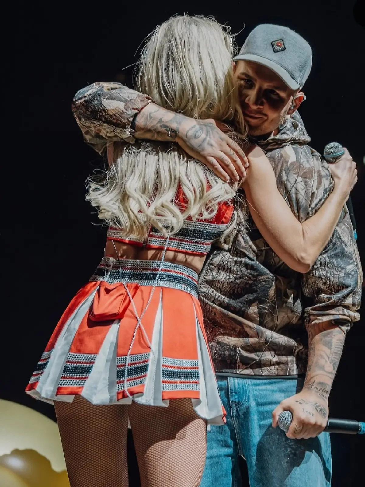 Ein bewegender Moment beim Konzert in Dortmund: Pietro herzt Sängerin Isi Glück.