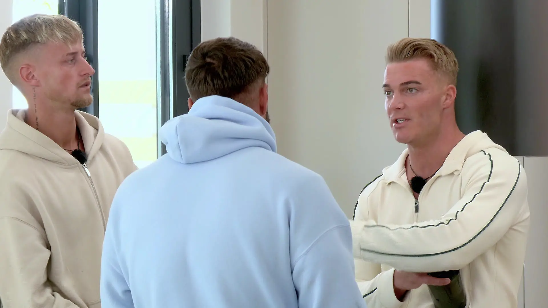 Kann immer: „Temptation Island VIP”-Kandidat Marwin (re.) ist nach eigenen Angaben der potenteste Mann überhaupt.