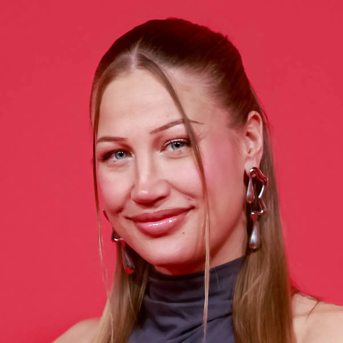 Lulu Lewe strahlt mit Babybauch auf dem „Women of the Year” Award.