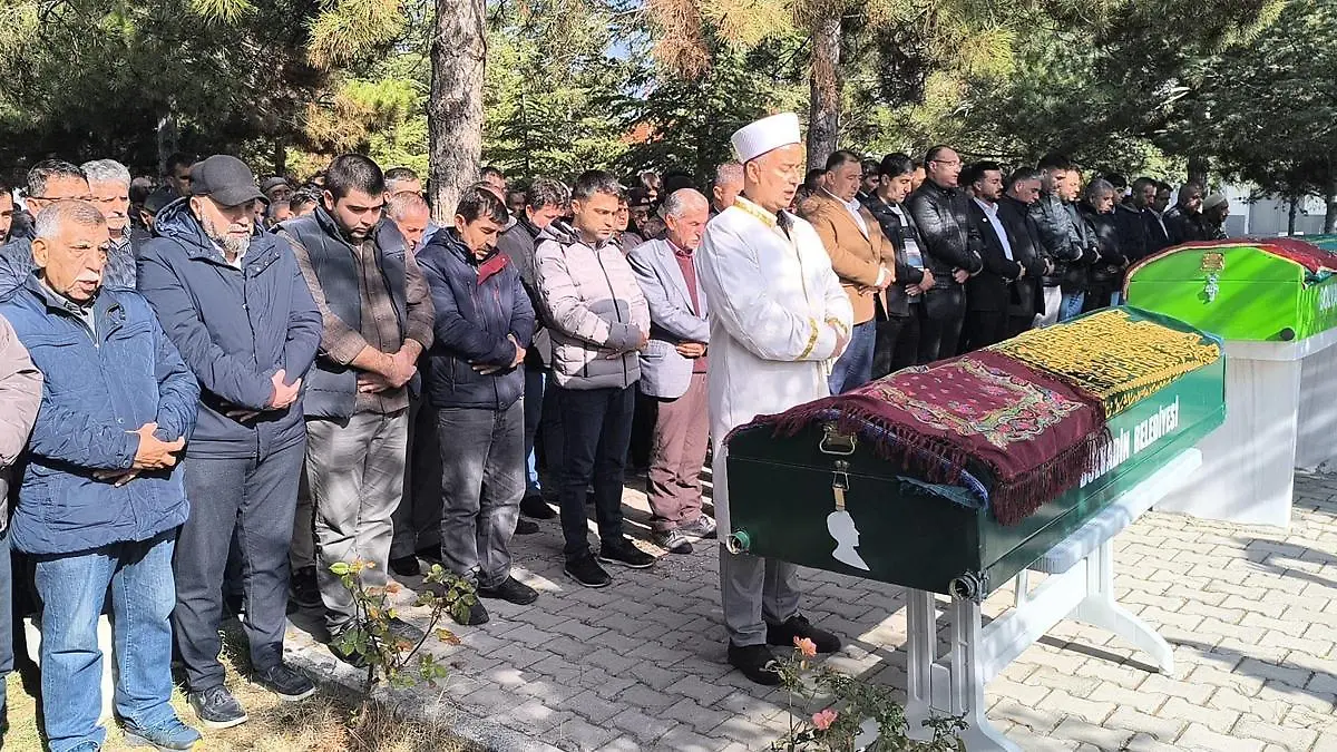 Viele Trauernde bei der Beisetzung von Çiğdem, Kadir und Masal.